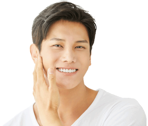 顔に手を当てる男性